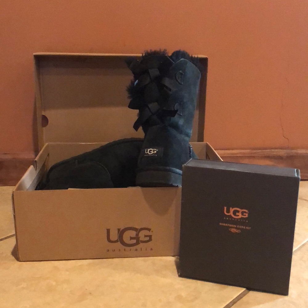 BLACK BAILEY BOW UGGS(COMES WITH CARE KIT)
